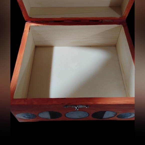 The Moth and the Moon hand painted jewelry box with the art of pyrography - Picture 4 of 4
